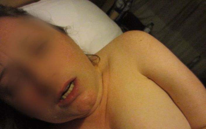 Hot Wife World: Getrouwde vrouw wil dat ik haar kont vinger terwijl ze...