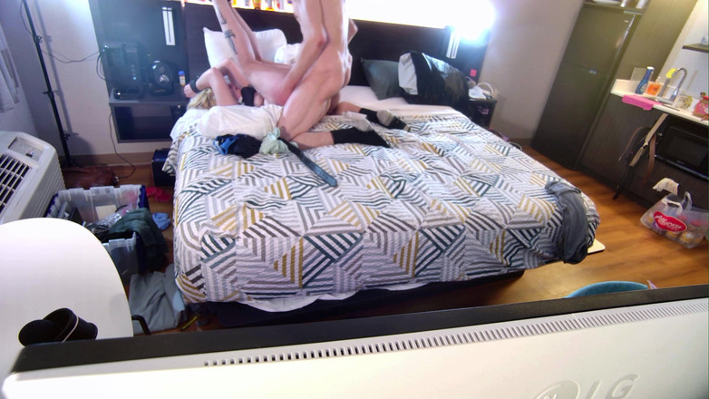 Alpha stud 4 u: Regardez-moi commencer par lui baiser la poitrine, puis finir sa...