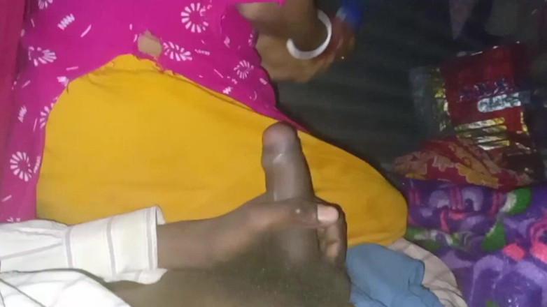 Bengaliauntykichut: Me follé a la india haciéndola sentarse en mi polla