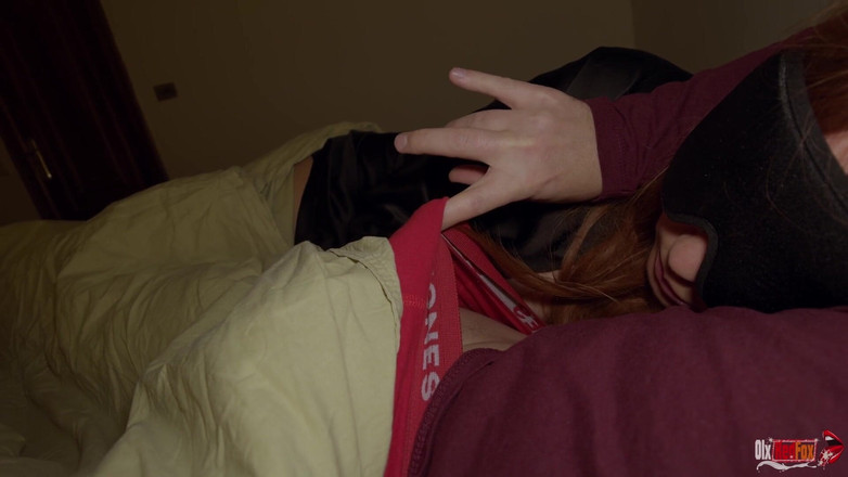 OlxRedFox: 我和我的继母睡一张床。我把我的鸡巴放在她嘴里，她突然开始吮吸它