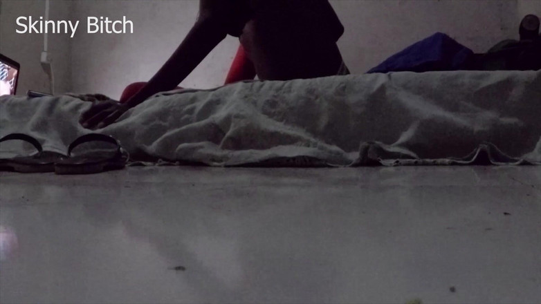Skinny Bitch: Il mio scopatore mi ha messo una videocamera e mi...