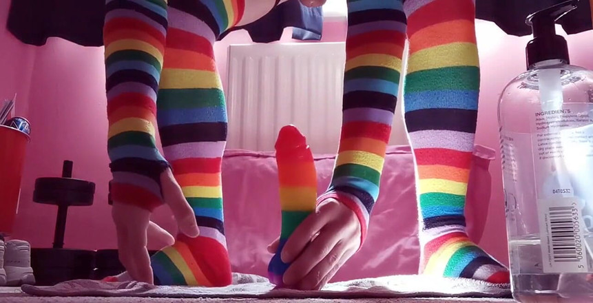 Rainbow Femboy: 用我的彩虹假阳具的新视频（合身）！我想延长这个时间，但角度很差，所以不得不把它剪短