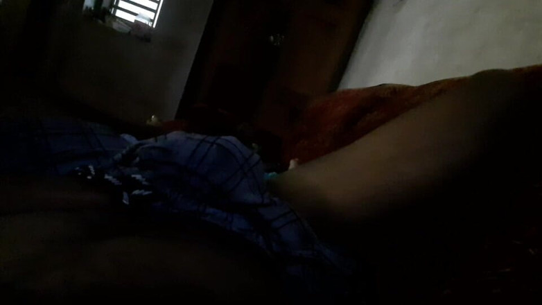 Wheyincognito: Fată de 18 ani cu pula păroasă se masturbează