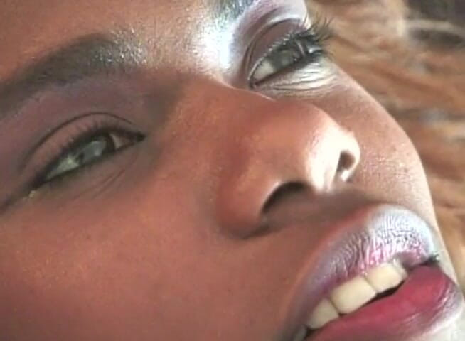 Lesbo Tube: Une beauté noire lèche la chatte de sa copine sur...