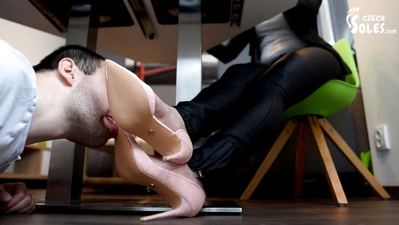 Czech Soles - foot fetish content: Leccatore di scarpe da ufficio sotto il tavolo del suo...