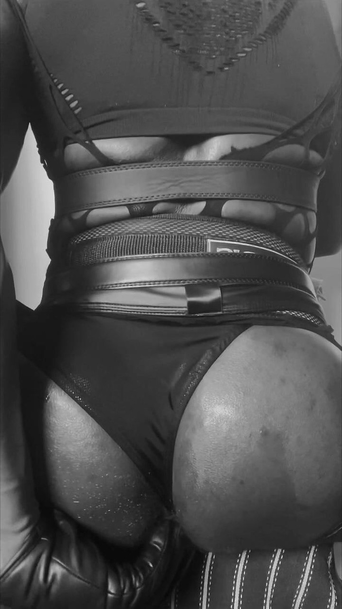 Masculine crossdresser: Crossdresser, binaragawan kulit hitam lagi asik mainin pantatnya dengan bodystocking...