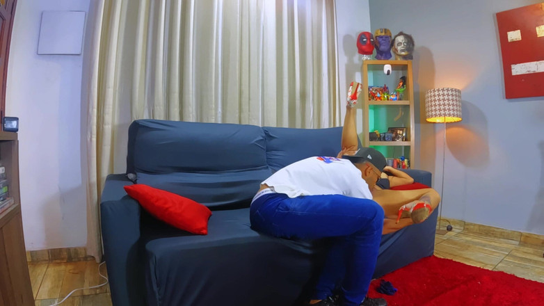 NatzinhaMorena: Dia Hanya Mahu Meletakkan Di Sofa Sehingga Dia Rebah