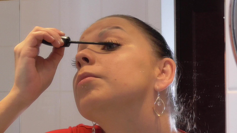 Solo Austria: Carla tạo nên sự tôn sùng với trang điểm đầy đủ