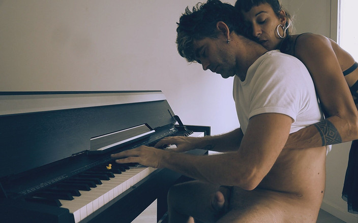 Magia Rosa: Hraje na klavír a já se ho snažím pokazit