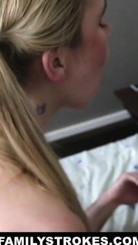 Awek blonde Alina West yang bertetek besar menunggang zakar abang tirinya