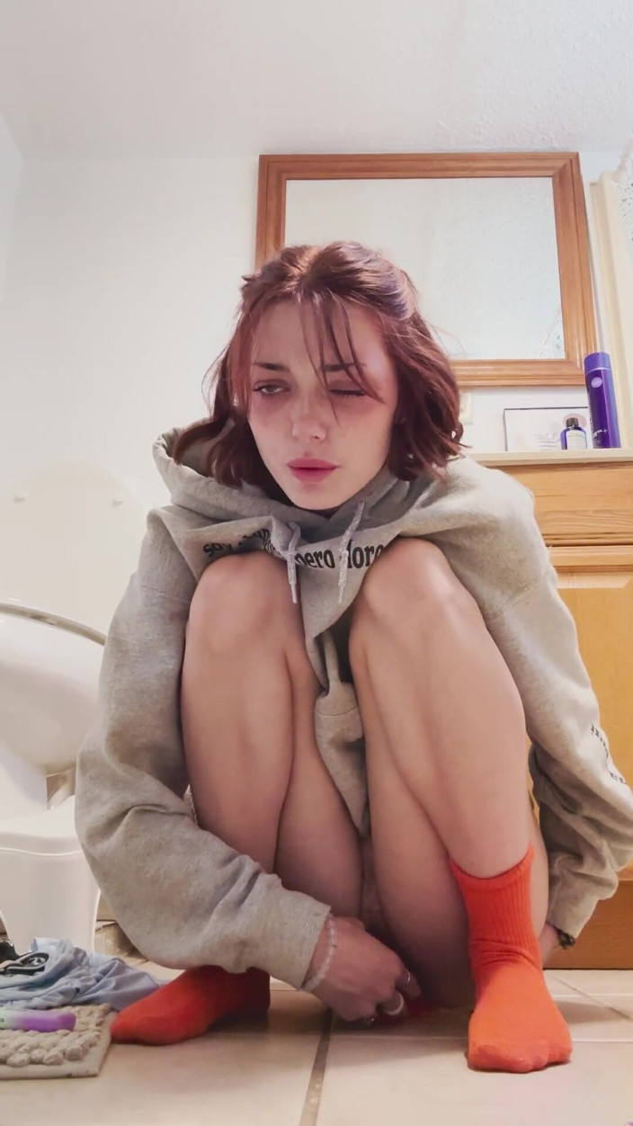 Shrooms Q: Aku lagi asik muasin memekku pakai mainan seks rose di...