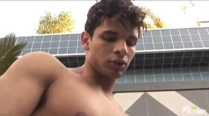 Gay Diaries: Dövmeli adam havuzda yüzdikten sonra arkadaşının sıkı göt deliğini farklı...