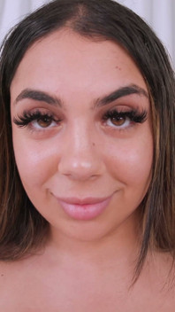 Prsatá Gigi Lysette si užívá bušení kundičky a výstřik na obličej