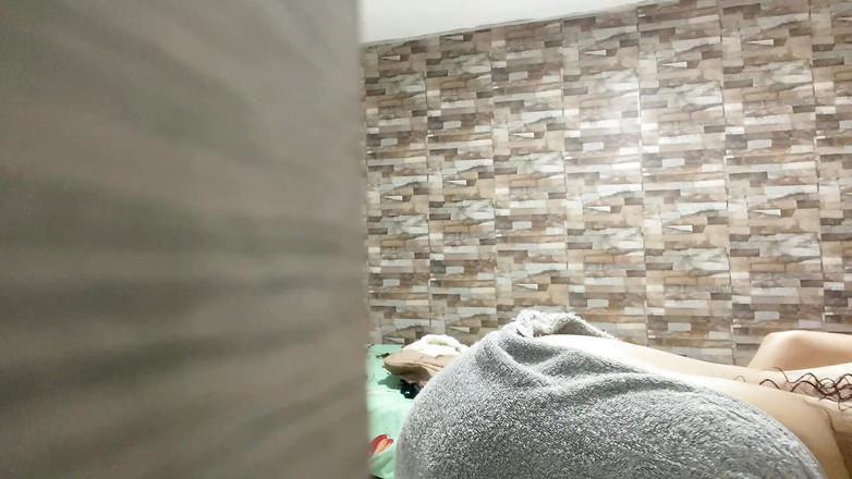 MiaSaintLove: 我的继妹在她情人的公寓里被发现