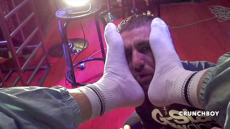 STRAIGHT BOY CURIOUS: Enza ponížení chodidly od šukaného chlapce