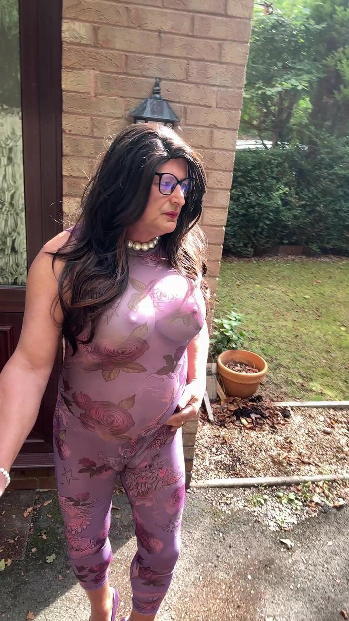 Kellycd2022: Crossdresser seksi Kellycd2022 dalam pakaian kucing ungu dan tumit di...