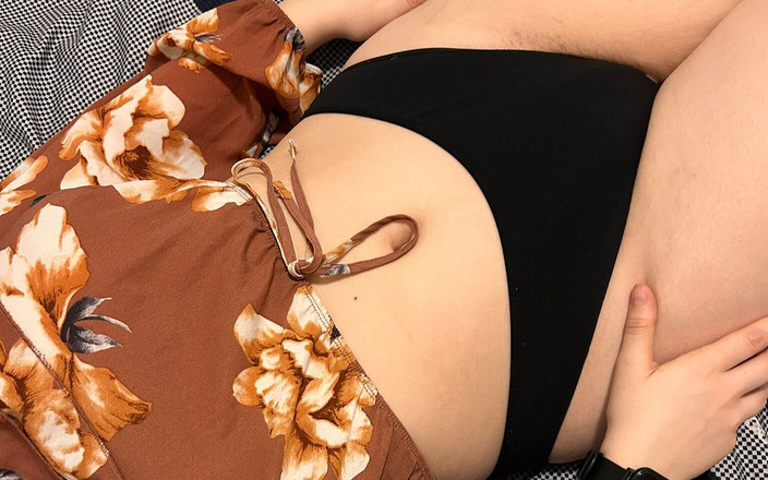 Lil Wicked Evelyn: Si cewek hot rambut cokelat 18 tahun lagi asik mainin besarnya