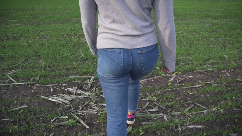 Teasecombo 4K: MILFka s Phat Ass Chodí venku ve Volných džínách