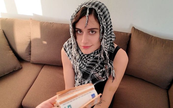 Ludia XX: Cette salope en hijab ne pouvait pas payer son loyer !...