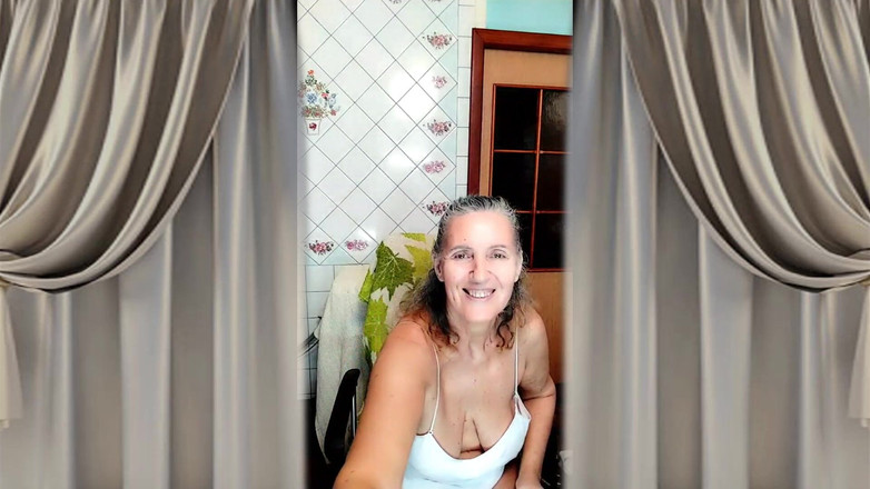 Lukerya: Suri rumah panas Lukerya. Berbual menyeronokkan di dapur.