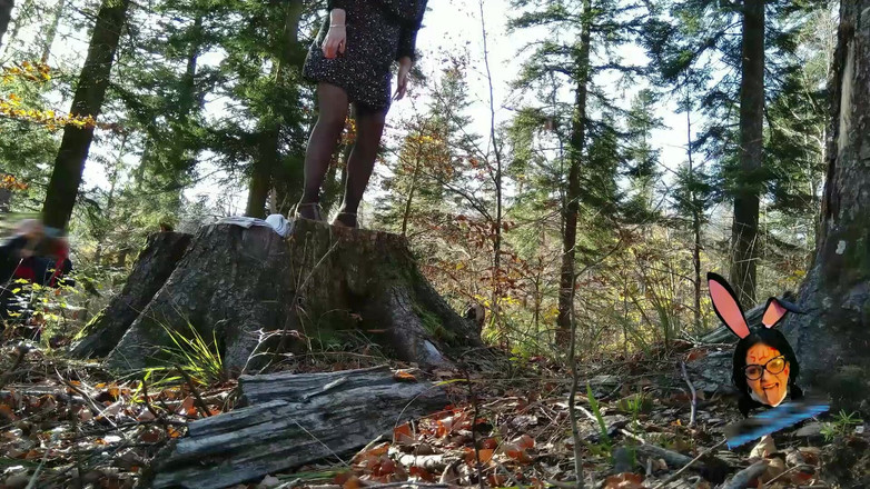 Toilet Mommy: Çoraplı ve yüksek topuklu olgun açık havada tasmalı anüsüyle işiyor