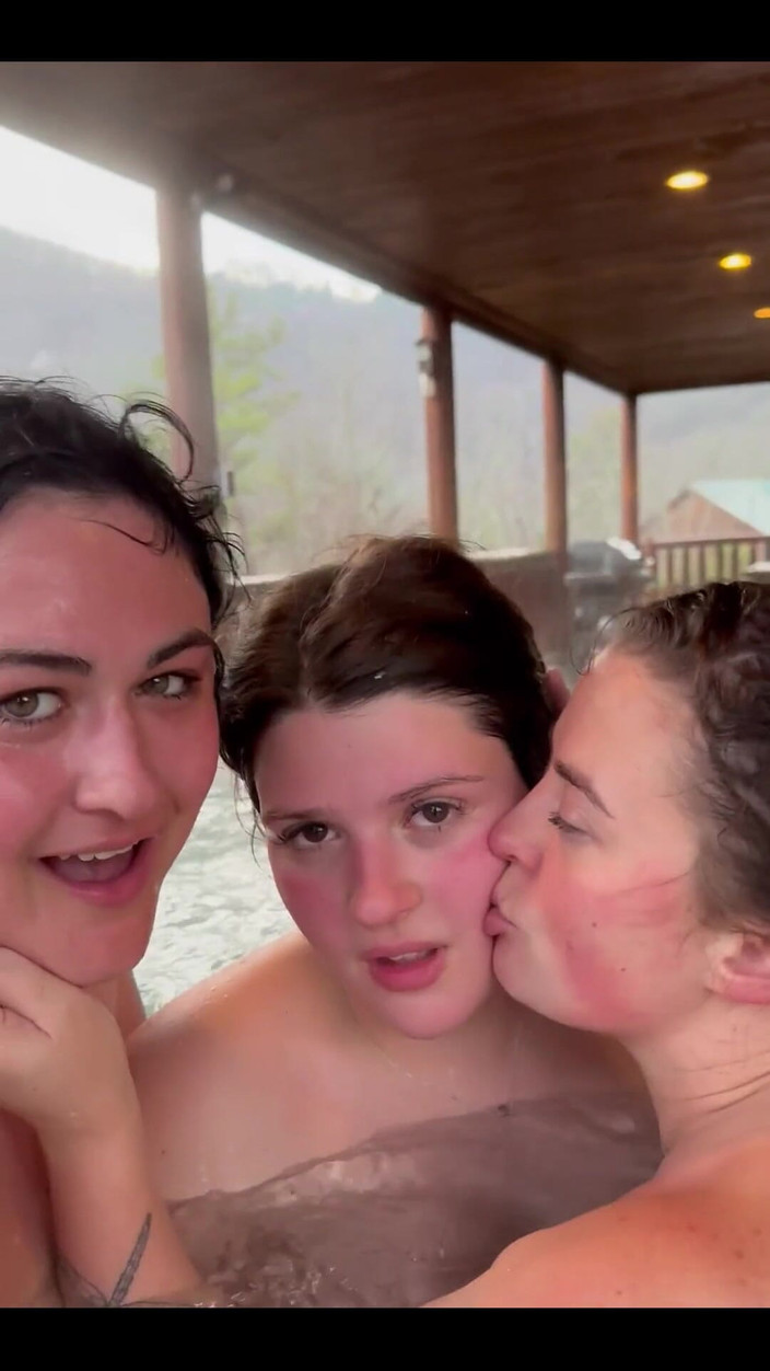 Josie Jaxxon: 热水浴缸里的4P群交派对！