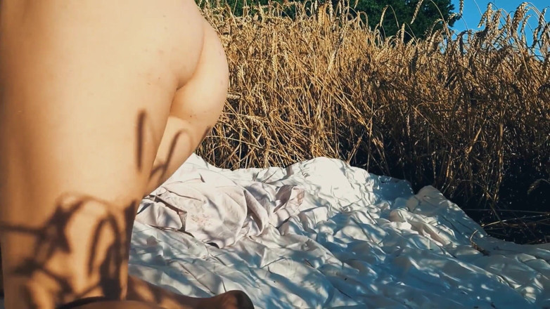 LizAngel: Squirting in nature after fucking