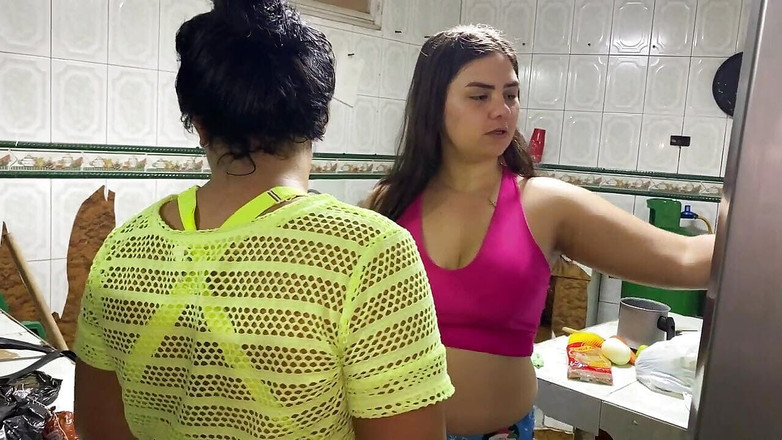 Joraul: Üvey kız kardeşim havuçla amımı sikiyor ve fışkırtıyor