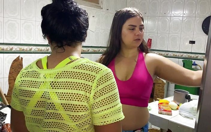Tripleta: Moje nevlastní sestra šuká moji kundičku mrkví a udělá mě stříkat