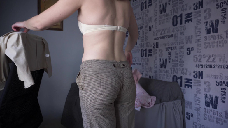 Teasecombo 4K: Amadora milf experimenta roupas de trabalho de transporte de calcinha...