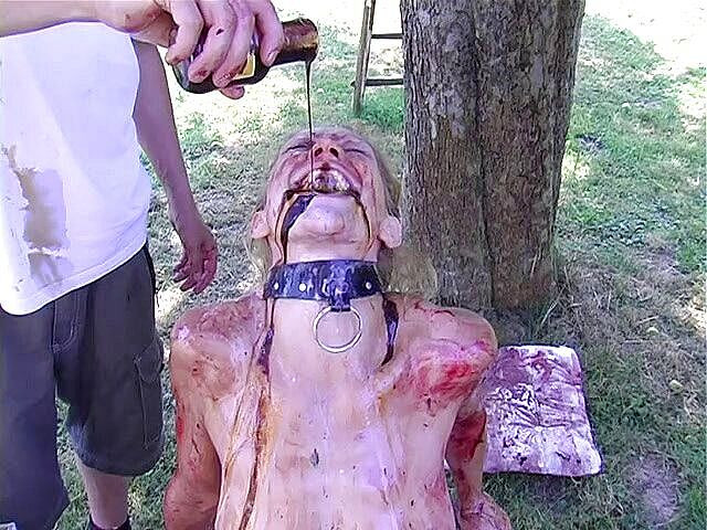 Horny Two really wet MILFs: Blond dziwka dostaje wszystko pokryte jedzeniem na zewnątrz