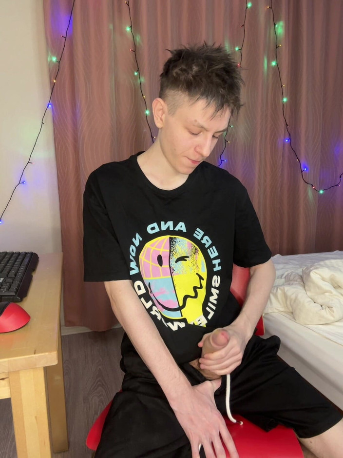 Morflot24: Una veloce masturbazione nel dormitorio fa squirtare ovunque un cazzo...