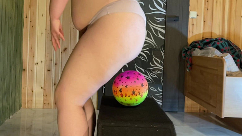 BeachBallsDuo: 105kgのルーシーの柔らかいラバーボールがピンクの下着スペシャルでポップアップ