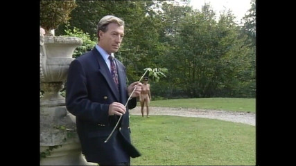 Vintage megastore: Úžasná brunetka v sexy prádle nechá muže naplácat její kulatý...