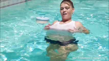 Nasty Girlfriends: Espectáculo de tetas mojadas y desagradables en Daisy Dukes, pantimedias