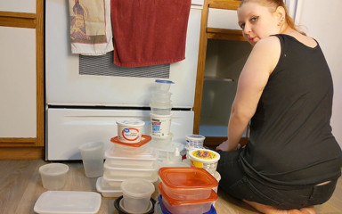Sin Spice by Sophia Sinclair and Jasper Spice: Madrastra culona expuesta organizando el tupperware
