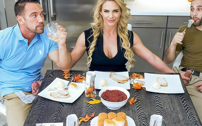 Mylf Official: Une cougar coquine accueille un héros de son armée pendant...