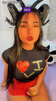 작은 우유를 먹는 금요일 페티쉬