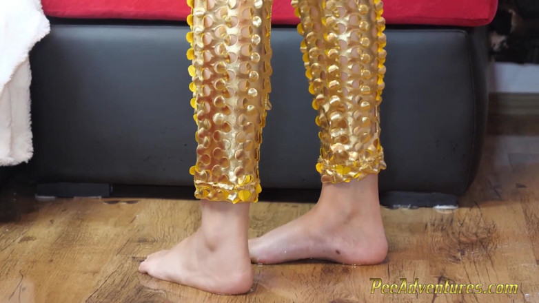 Pee Adventures: Pee trough my alien costume