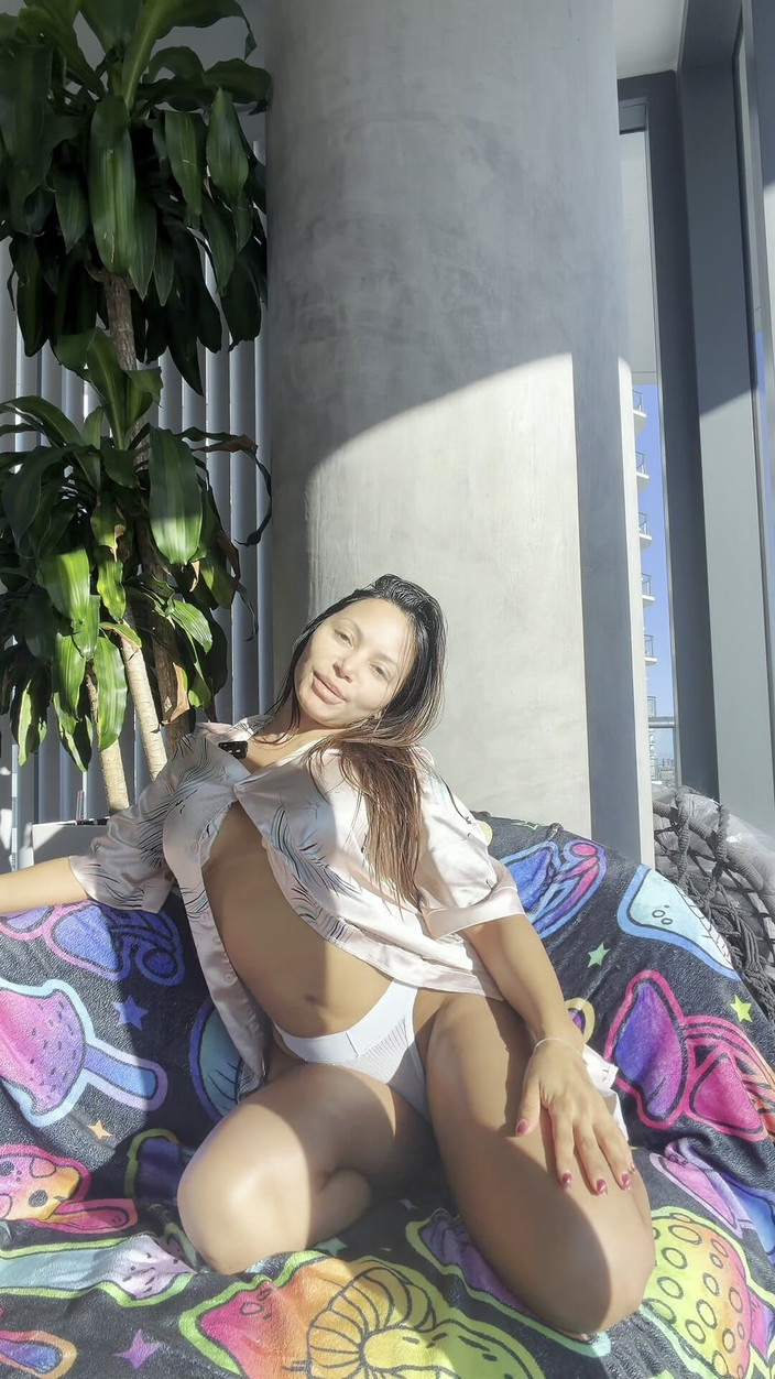 BrandySalazar: Latina calda prende il suo vibratore blu e squirta fuori...