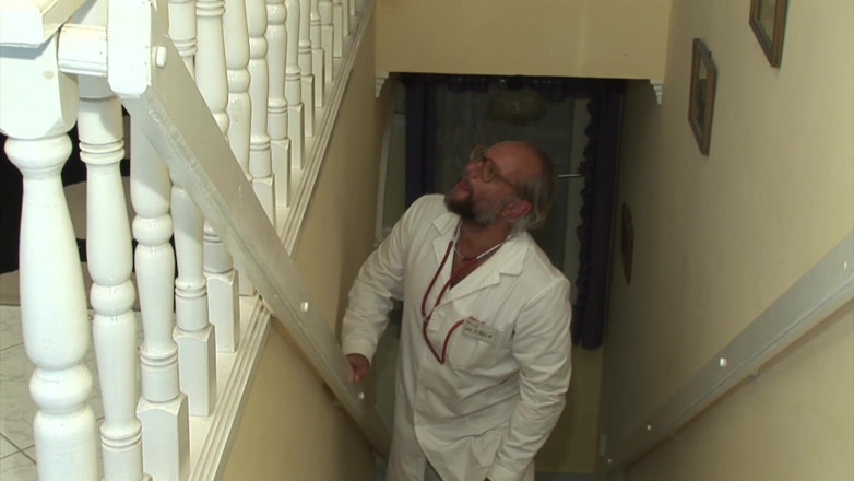 Solo Sex: Asistentă sexy surprinsă masturbându-se de doctor!