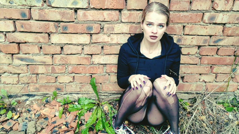 S-Wife Katy: È l'unica ragazza nel futuro post-apocalittico, tutti la stanno dando...