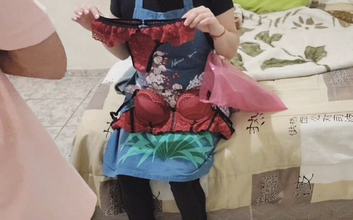 Kasallpimenta: Boss ger underkläder till piga och ser henne prova det...