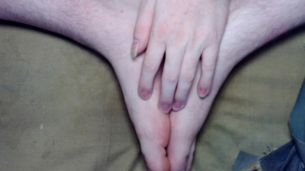 Au79: Ellerimi ve ayaklarımı göstererek kameramla dalga geçiyorum