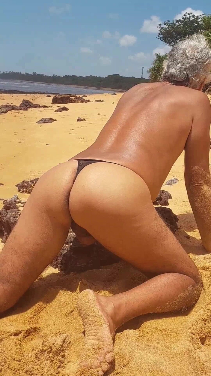 Ladysilvas: Ladysilva di pantai dengan celana dalam seksi banget