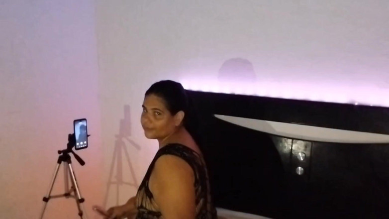 Adribella69: Mijn stiefvader betrapte me op een videogesprek, ik gaf hem...