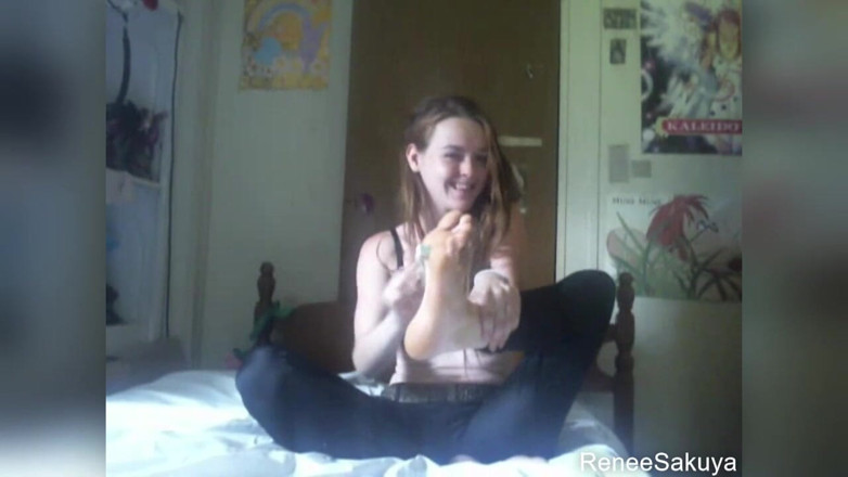 Renee Sakuya: Tickling barefeet with a tooth brush