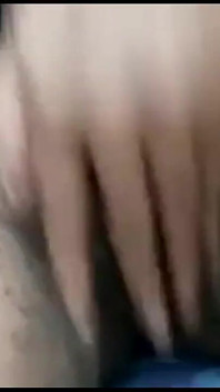 Awek seksi India menunjukkan buah dada dan pepeknya di kolej