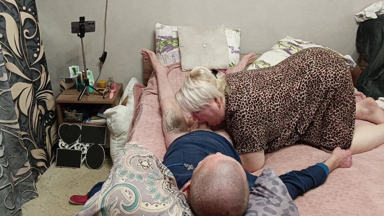 Zona901: De buurvrouw onderbrak mijn aftrekbeurt, gaf me een diepe pijpbeurt...