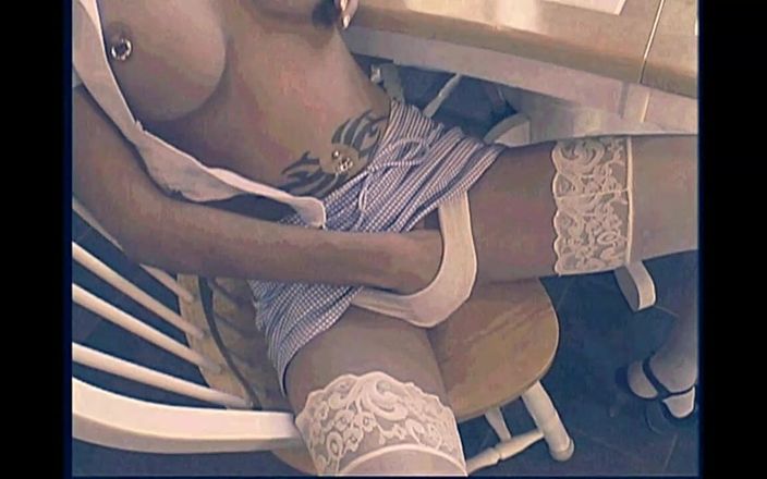 Vintage megastore: Une jeune fille avec des piercings sur ses gros nichons...